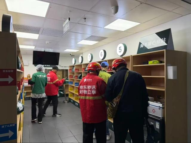 沿着7号线逛东城,解锁藏在一蔬一饭、一步一景里的“小确幸”→