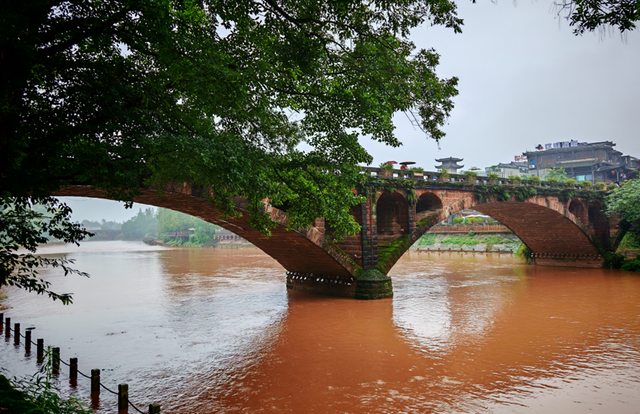 雨中的柳江古镇，迎来了一群“长不大”的西藏老兵