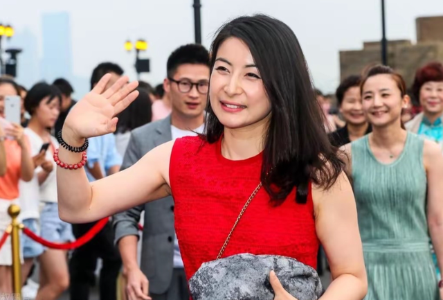 郭晶晶没想到，离过年不到俩月	，79岁公公霍震霆，再次给霍家长脸