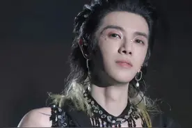 华晨宇南昌演唱会：肌肉线条太惊艳，粉丝决定从明天开始健身！图片