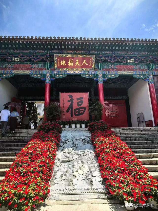 在昆明圆通寺，一堵朱墙隔开了两个世界