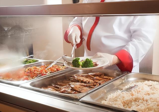 北京下了重要命令：2027年底前，所有中小学必须告别“校外配餐”