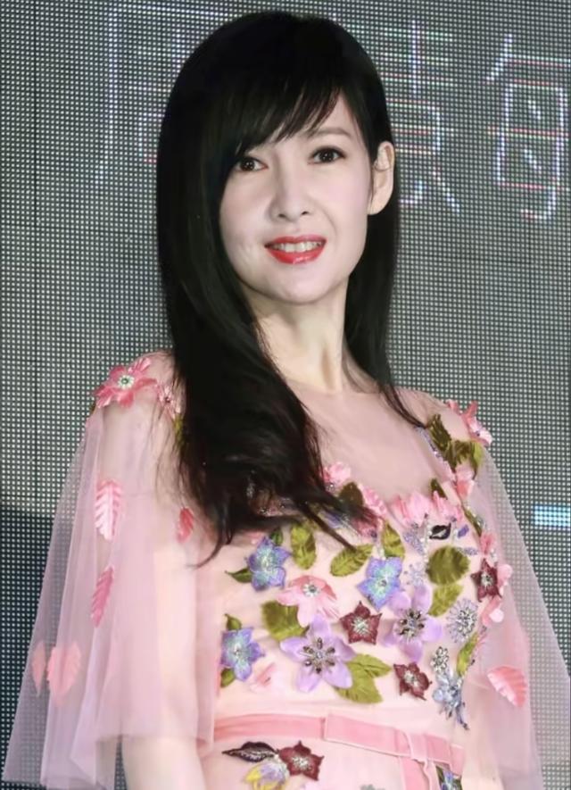 王晶爆料周慧敏：私下很能玩，身上肉和棉花一样软，曝其一大遗憾