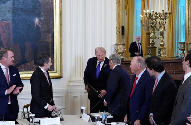 僵持数周两艘中国油轮返航	，特朗普楞在原地，5000万桶油卖不出去