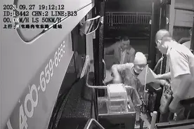 搀扶老人上下车，监控下记录下这温暖的一幕图片