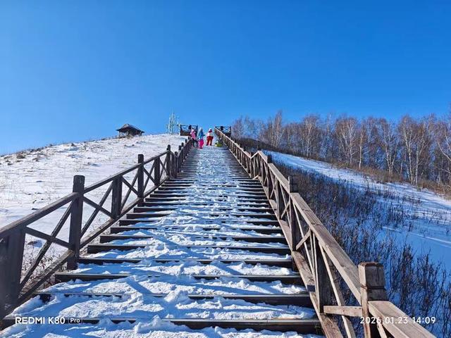 游览乌兰布统影视外景基地