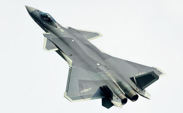 西北大漠传捷报，2款六代机同框罗布泊，试飞已到最关键时刻！