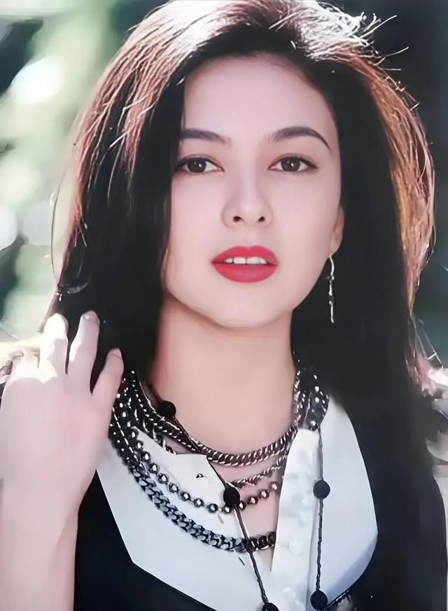 62岁关之琳与小男友甜蜜依偎！无子女活成豪门，香江美人至今惊艳