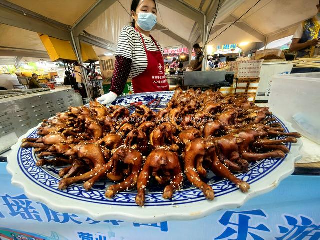 游客暖冬来连南旅行，这里全县放假4天，提前感盘王节氛围