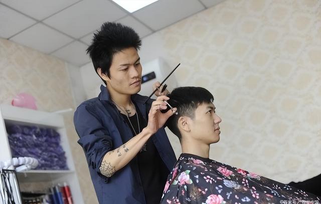理发店一年倒闭30万家，不是缺客人不是电商冲击，而是自己作垮的