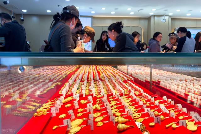 黄金为何还在涨？全球债务已达GDP三倍，“主权货币”加速稀释！