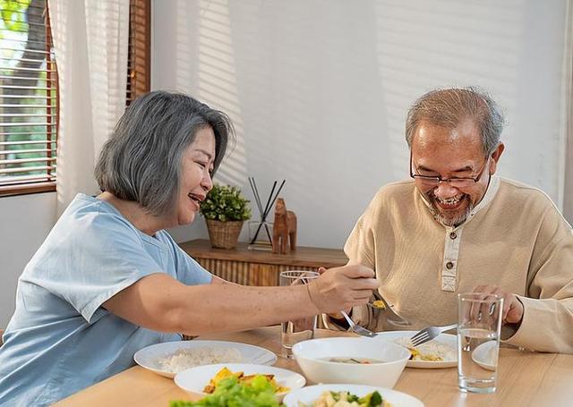 人过50别心疼钱，少吃花生，多吃5种“碱性食物”，好气色吃出来