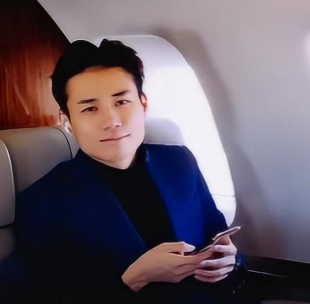 5年前	，靠倒卖口罩一年赚60亿元，住5万一夜酒店的他，如今咋样了