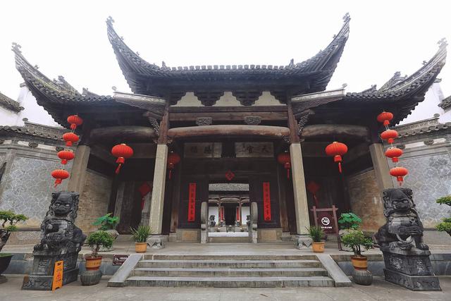 安徽歙县有一座徽商大宅院，雕梁画栋尽显风华，是徽州文化的圣殿