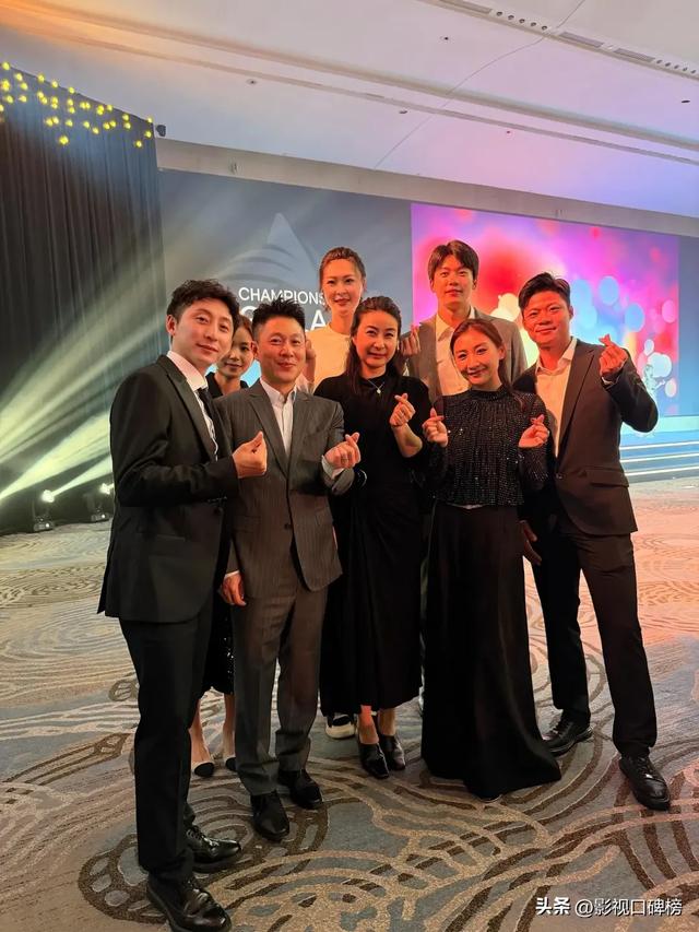 郭晶晶夫妻俩在高铁站被偶遇	，没有戴口罩，霍启刚拉着破旧行李箱