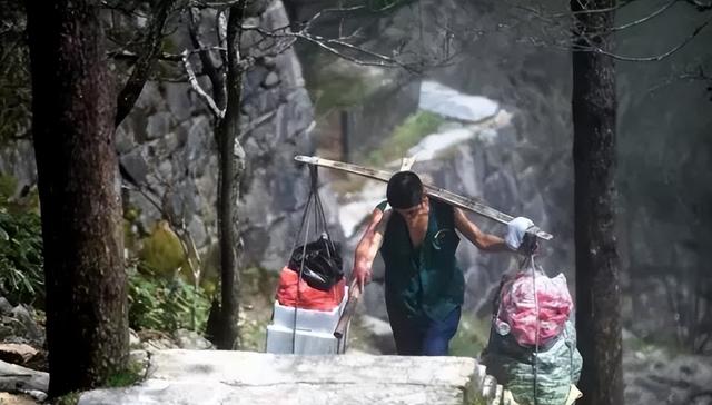 英国背包客在黄山：花500元学挑山工，肩扛20斤物资称比健身管用
