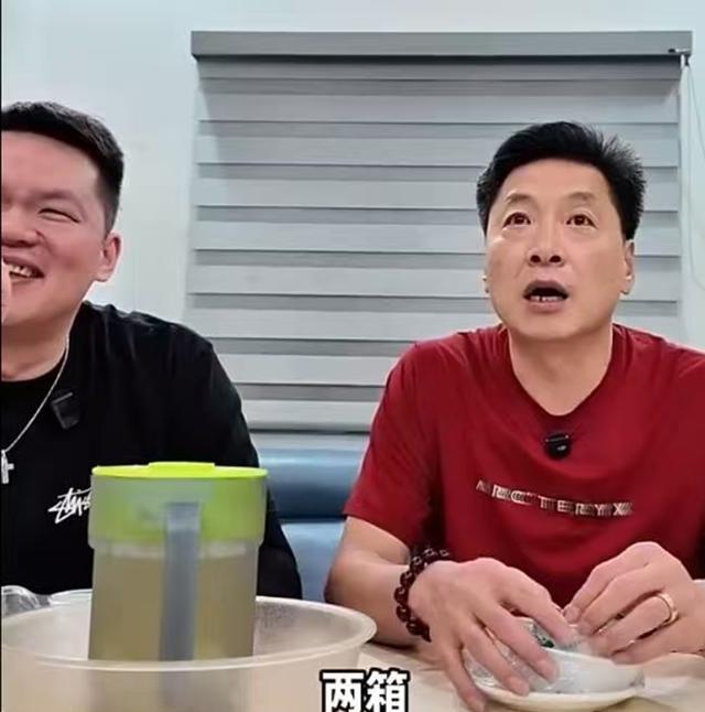 能喝！朱芳雨和李春江聚会，直接点2箱啤酒，提醒服务员：不是2瓶