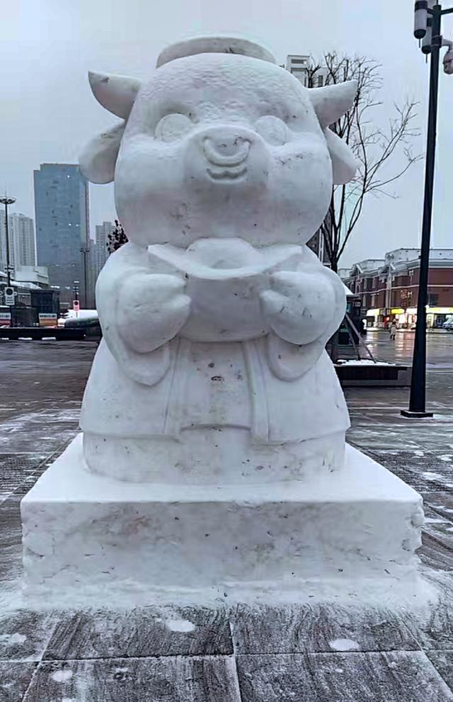 辽宁沈阳：沈阳火车站巨型雪人雪雕已成为市民与游人的热门打卡点