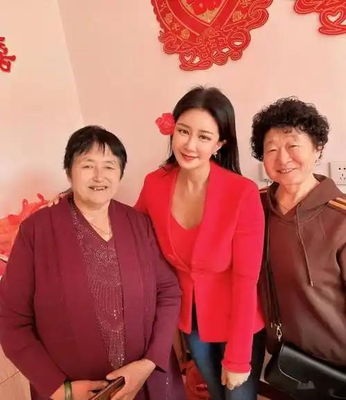 香港三级片女星下嫁农村，曾不雅照满天飞，如今42岁官宣怀孕