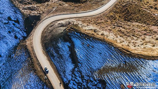 呼图壁县秋染丹霞路 美景入画来