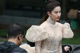 刘亦菲路透图曝光，脸部饱满、头骨优越，身材高挑，气质出众图片