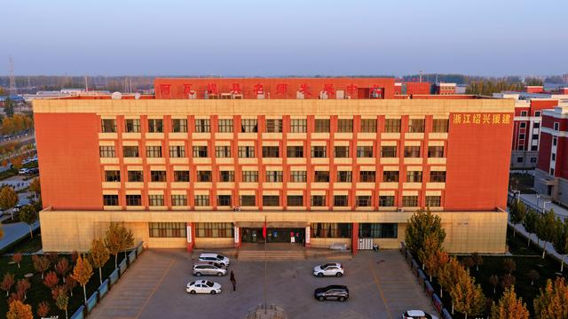 多年来，一批又一批绍兴人前赴后继，走进了这座大漠小城……