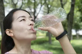 两种水已列入“致癌名单”，长期喝诱发癌症，可信吗？一文说清楚图片