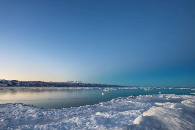 西藏天湖冬日变蓝宝石秘境，千里冰封宛如异星