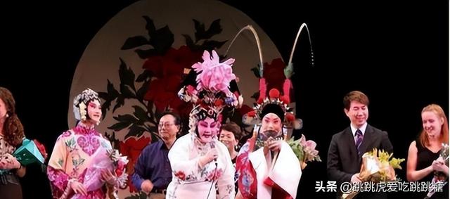 吃里扒外、永不回国？带30名演员留美不归，如今年过花甲归来