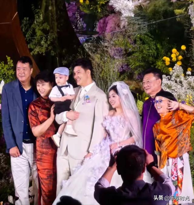 金龟子王宁女儿北京办婚礼，亲家母露面，180高个穿着旗袍好贵气