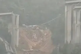 贵州夏蓉高速三都往榕江大桥垮塌疑多车掉落，大货车车头腾空内有司机，有人劝后车撤离图片