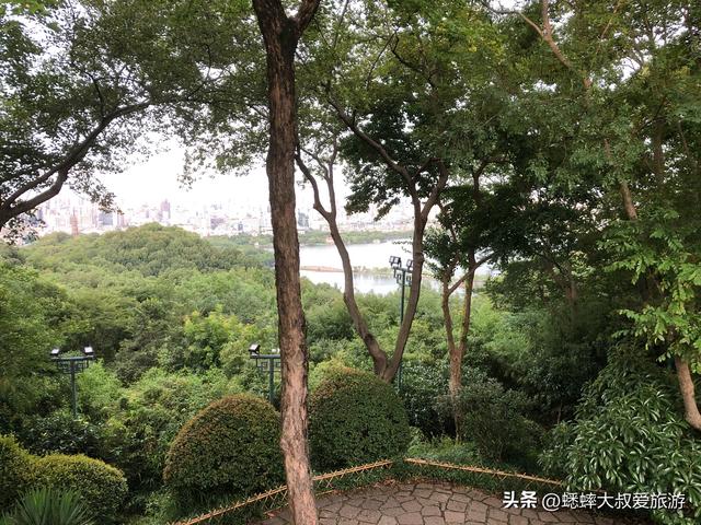 老杭州人才知道杭州登山路线，一路古迹拉满，80%游客都说好！