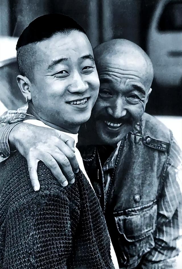 李保田54岁儿子中年叛逆	，纹花臂打耳钉戴佛珠，回应：父在不留须