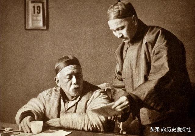袁世凯的真实老照片：穿龙袍坐龙椅接受朝拜，姨太太确实漂亮！