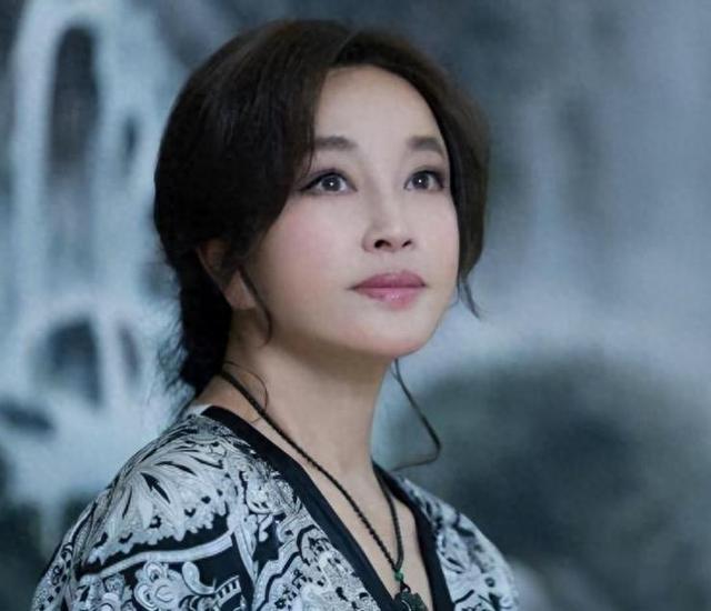 钱再多有什么用？75岁的“风流妖精”刘晓庆，已经走上另一条道路