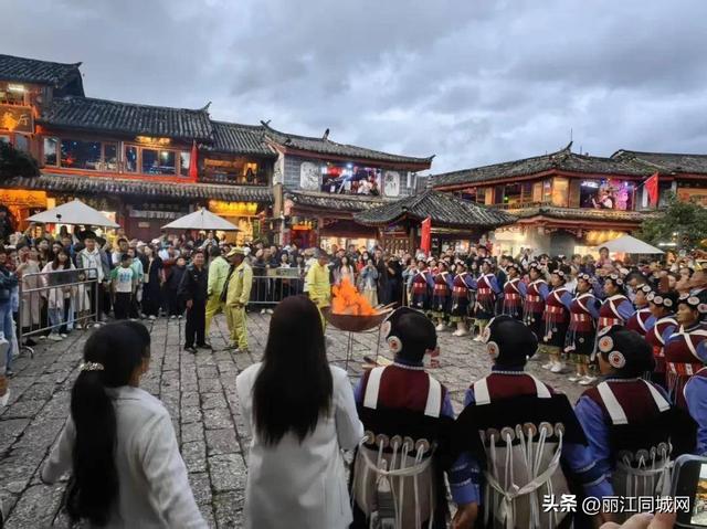 丽江古城夜狂欢！四方街篝火打跳每晚都有 阿老阿奶带跳太有氛围了
