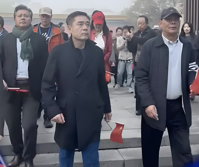 内娱这天，站位暴露江湖地位，唐国强张丰毅站一边，C位雷打不动