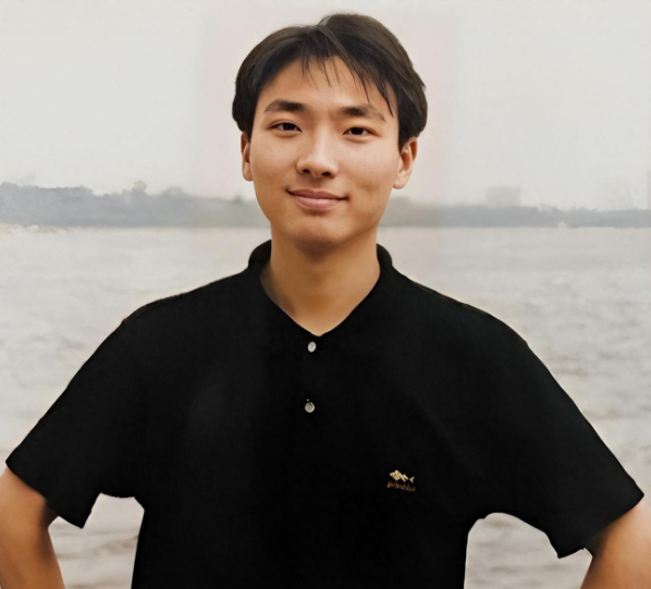 事实证明，54岁“丁克”了半辈子的康辉，早已走上了另一条大道