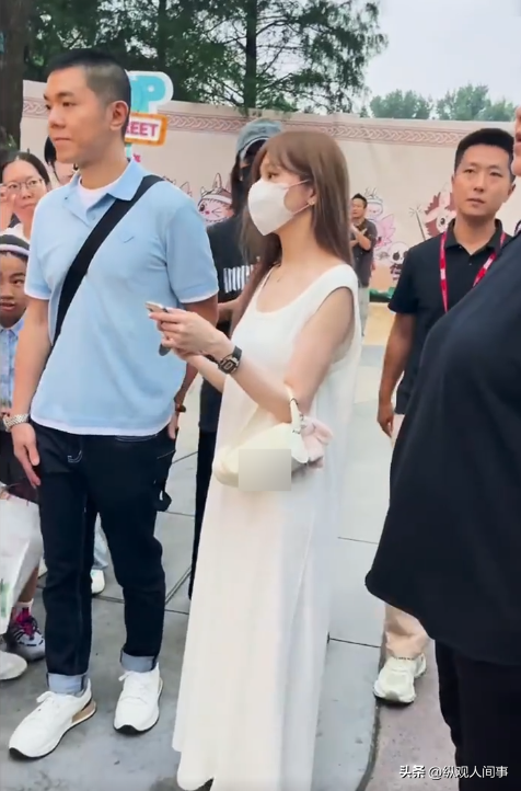 北京偶遇王心凌，身材矮小、皮肤白嫩，路人小孩看到后表情亮了