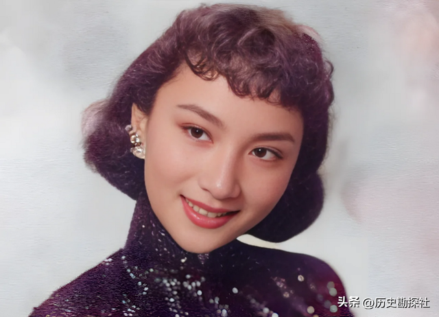 夏梦有多美？57年她和毛主席合影，那年24岁，端庄典雅，美艳绝伦