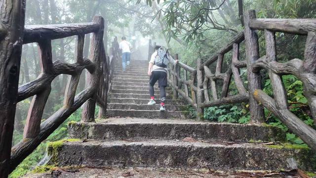 四川洪雅：瓦屋山喜迎徒步挑战游客