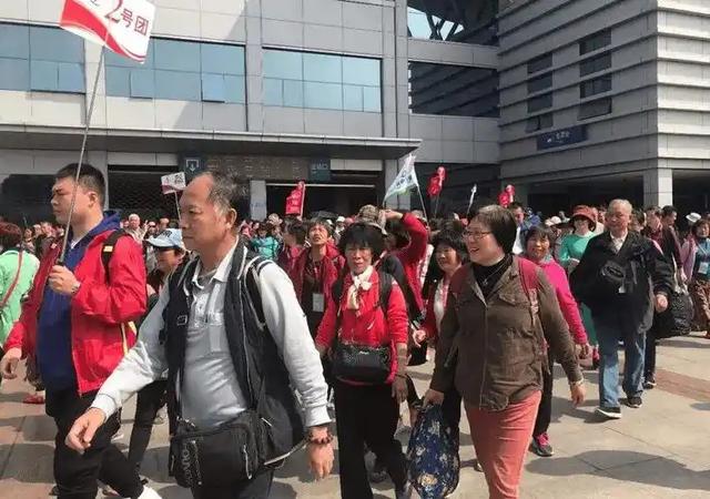 国庆出境大巴团凉透：去年爆单今年仅2客，中产为何抛弃跟团游？