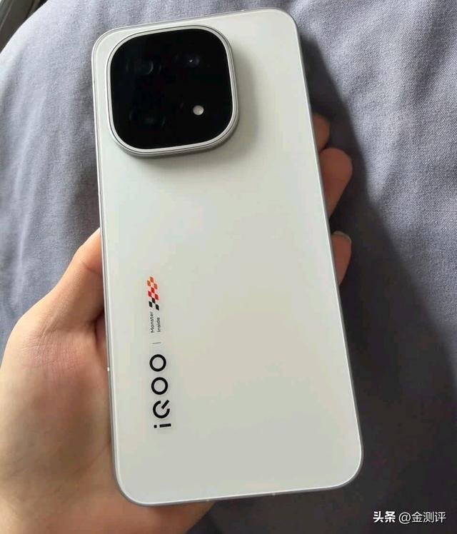 4款新机卷出天花板，骁龙8至尊+7560mAh，谁才是闭眼入“机皇”？