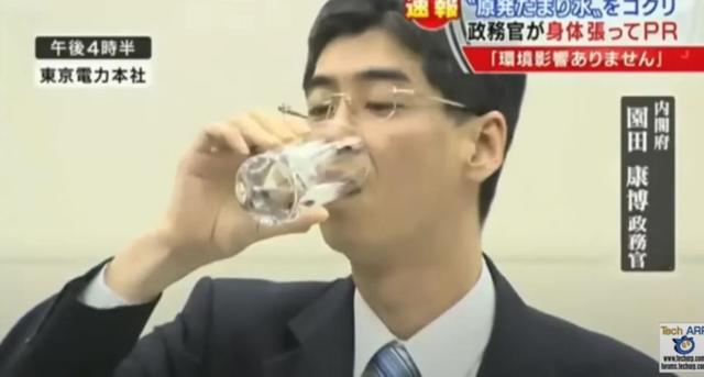 12年前，带头喝下福岛核废水的日本官员，现在怎样了？