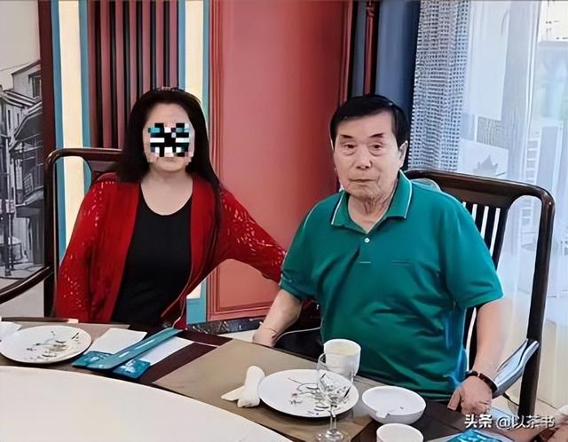 77岁何庆魁自爆已再婚：去年领证妻子比他年轻，直言需要被照顾