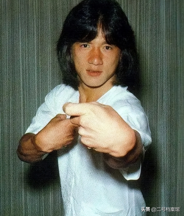 官媒对成龙的称呼变了！三字之差释放强烈信号	，王晶真没说错