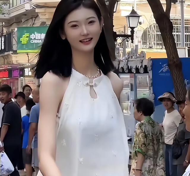 东北女孩身高2.26米，貌美如花，妈妈却天天发愁：这辈子都难嫁人