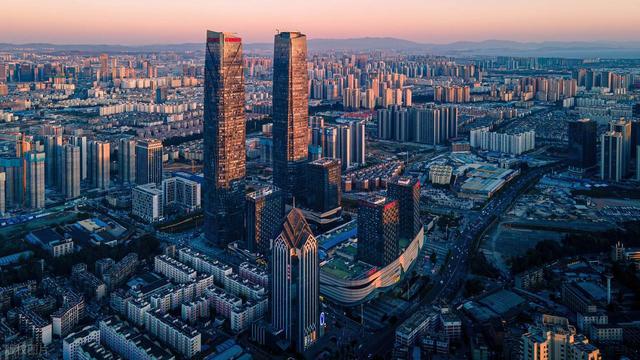 西南地区唯一的特大城市，GDP破8000亿，享有“春城”的美誉