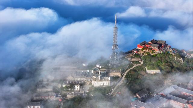 秋雨之后，泰山之巅云海翻涌似仙境