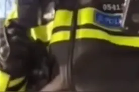 交警检查证件，女车主拒不配合，结局不意外，评论区网友现场普法图片